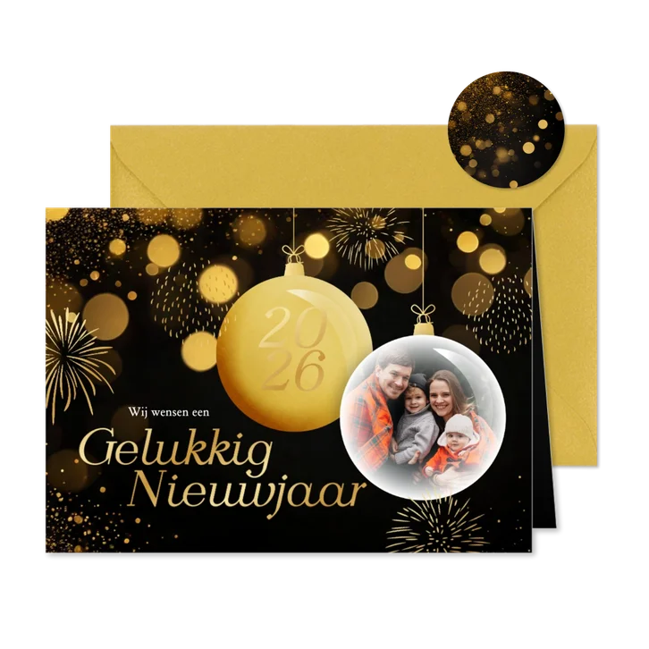 Zwarte nieuwjaarskaart met kerstballen foto en goud vuurwerk