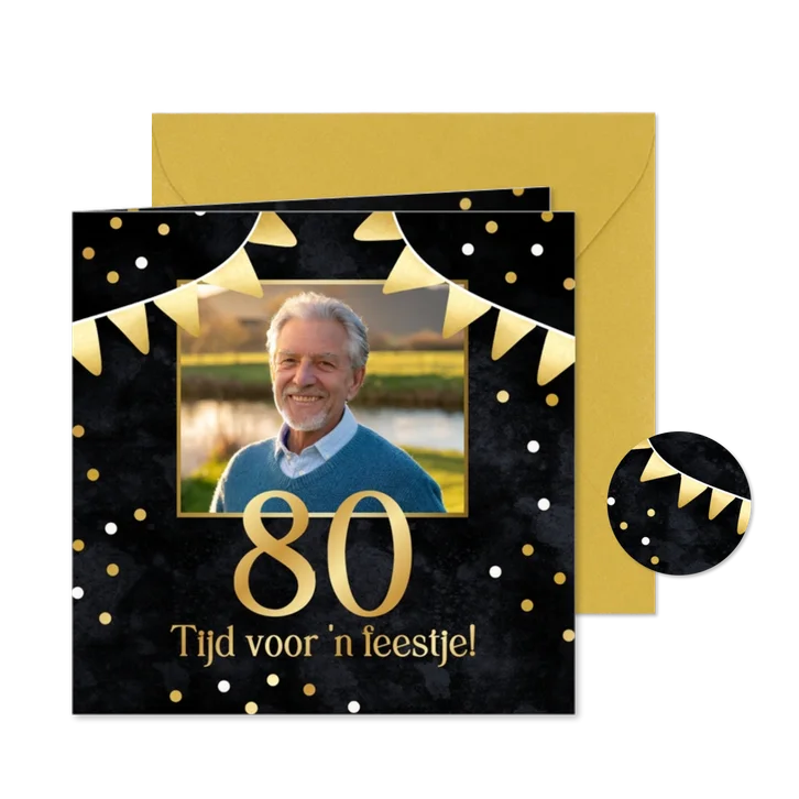 Zwarte uitnodiging verjaardagsfeest met gouden vlaggetjes