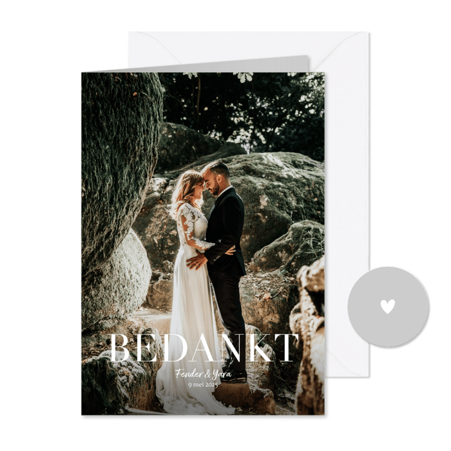 Bedankkaart trouwerij met grote foto en witte typografie - Kaartimpressie
