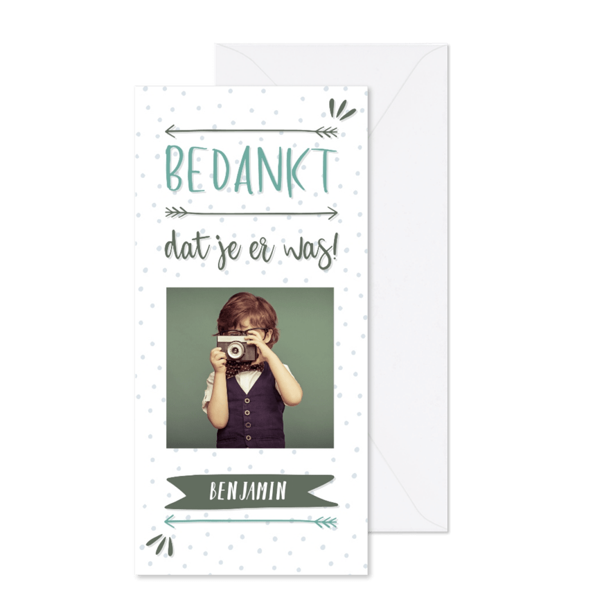 Bedankkaart typografisch met confetti en eigen foto jongen - Kaartimpressie