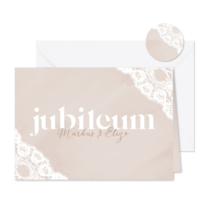Beige jubileum uitnodiging met wit kant - Kaartimpressie