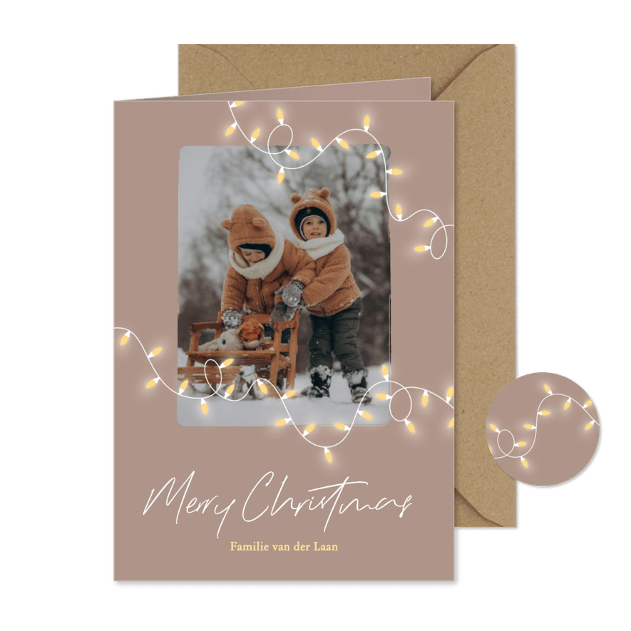 Beige kerstkaart met kerstlampjes en foto - Kaartimpressie