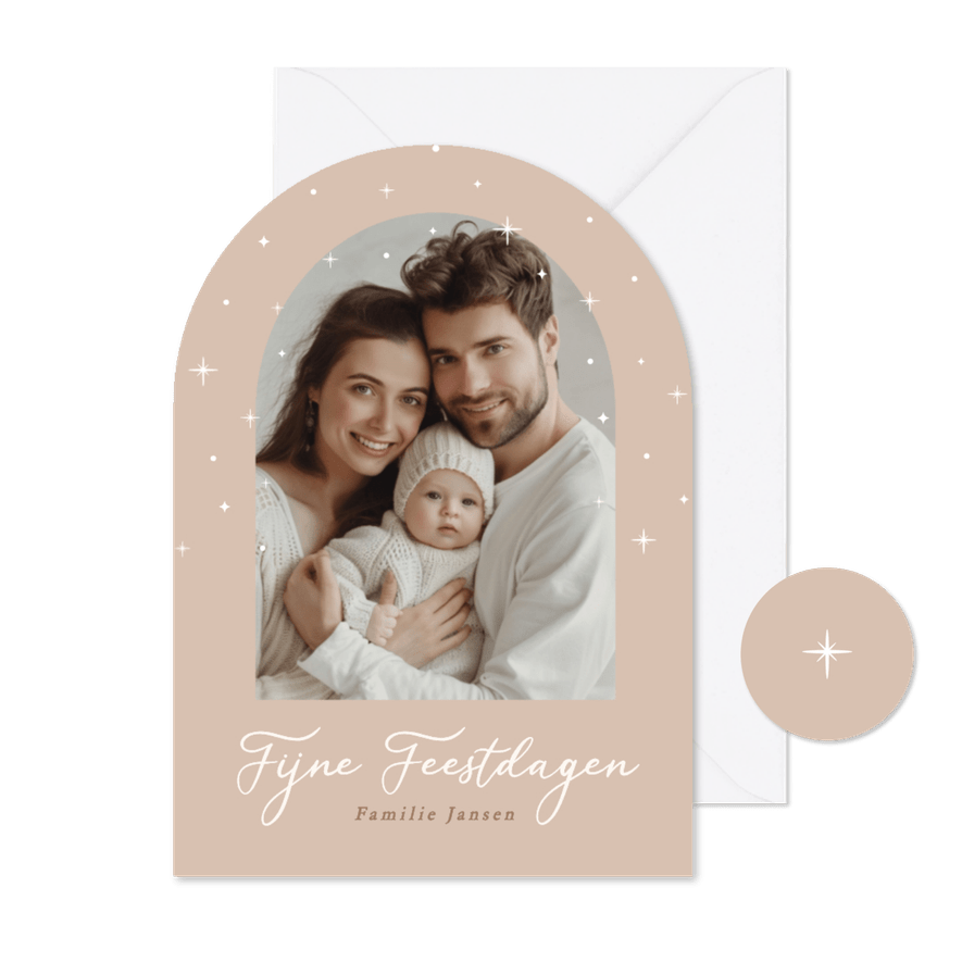 Beige kerstkaartje met foto en sterren in boogvorm - Kaartimpressie
