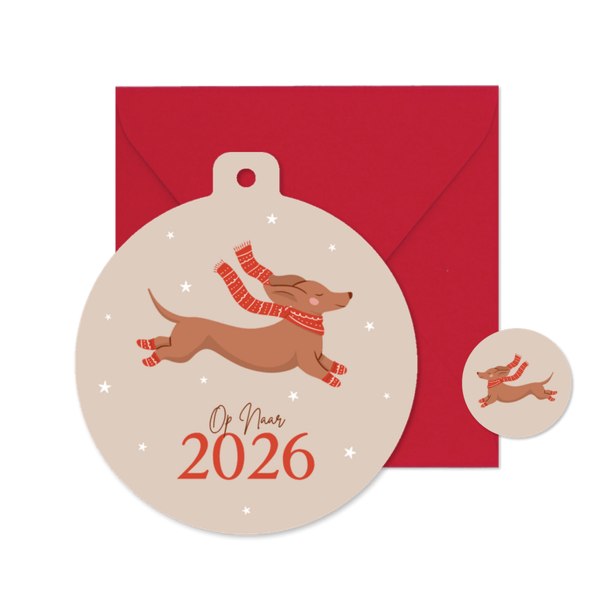 Beige nieuwjaarskaart kerstbal met teckel op naar 2026 - Kaartimpressie
