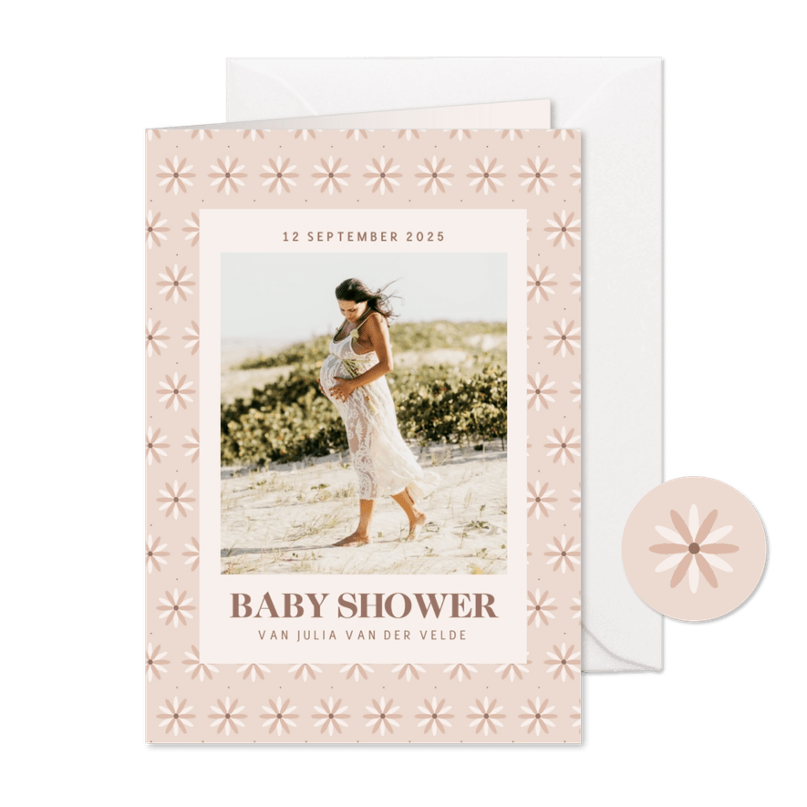 Beige uitnodiging babyshower met bloemenpatroon en foto - Kaartimpressie