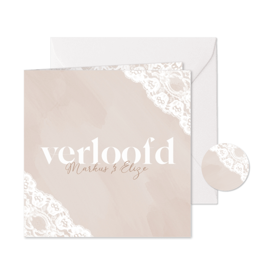 Beige waterverf verloofdkaart met kant en witte typografie - Kaartimpressie