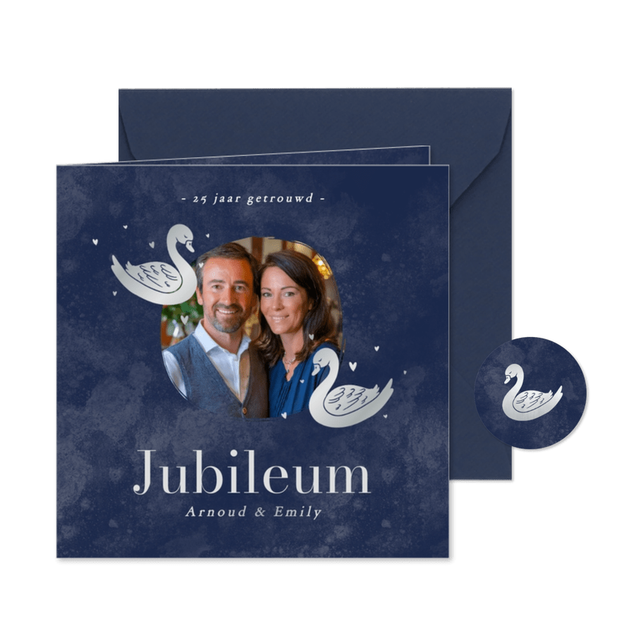 Blauwe jubileumkaart met zilveren zwaantjes en foto - Kaartimpressie