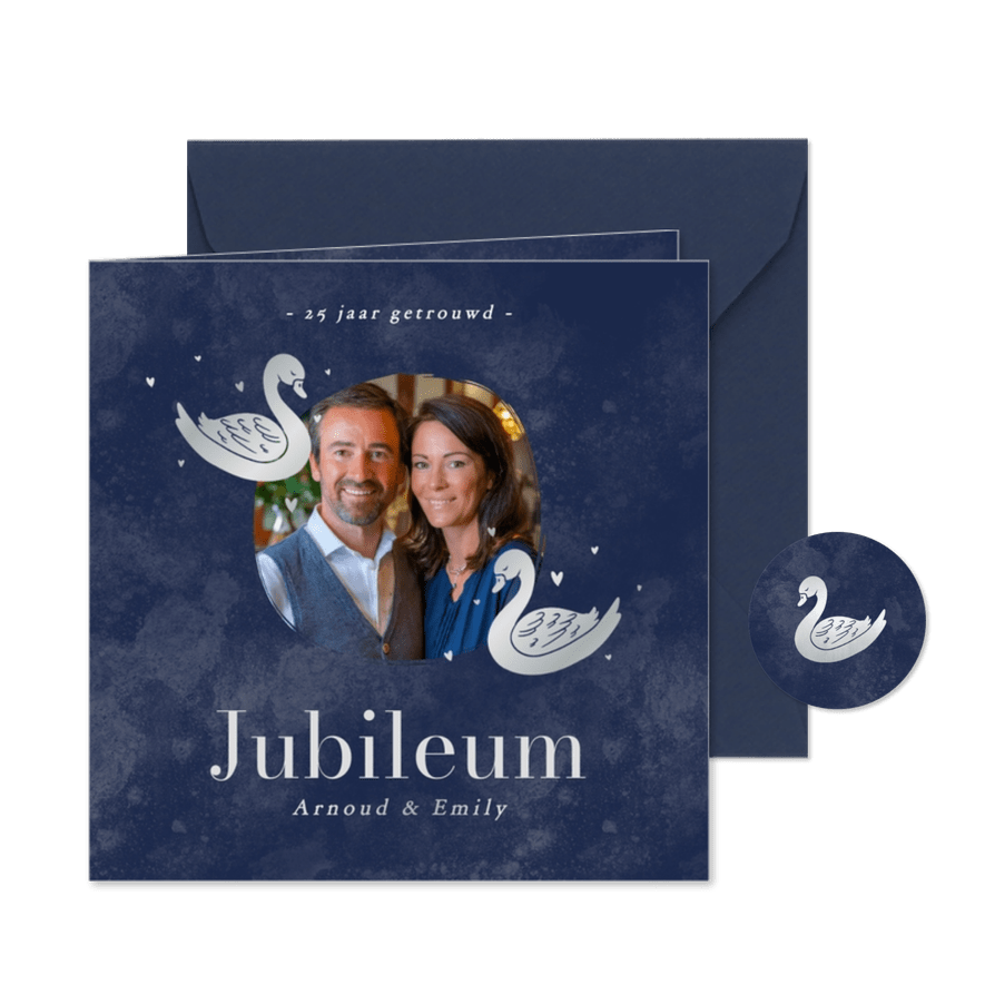 Blauwe jubileumkaart met zilveren zwaantjes en foto - Kaartimpressie