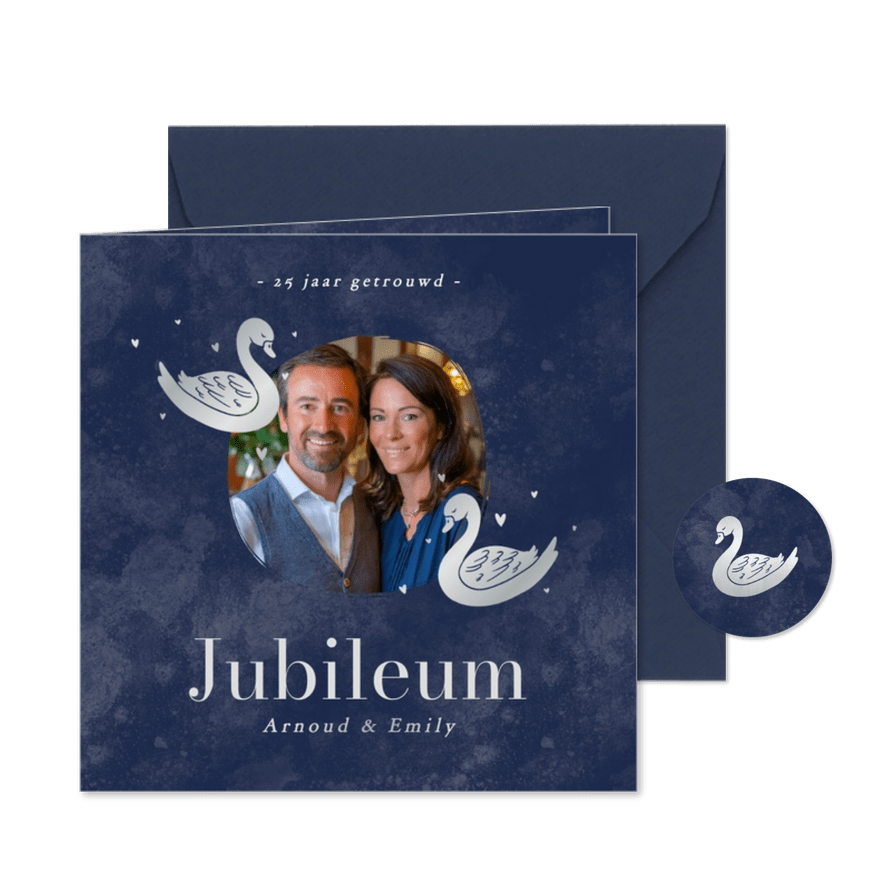 Blauwe jubileumkaart met zilveren zwaantjes en foto - Kaartimpressie
