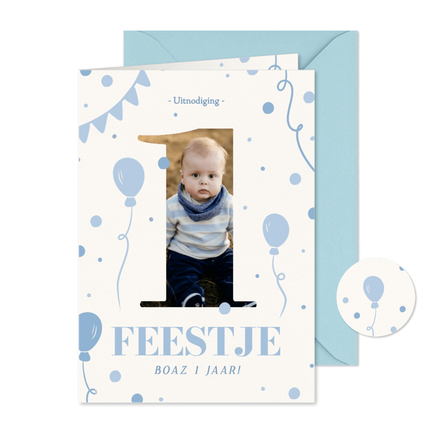 Blauwe uitnodiging eerste verjaardag jongentje met foto - Kaartimpressie