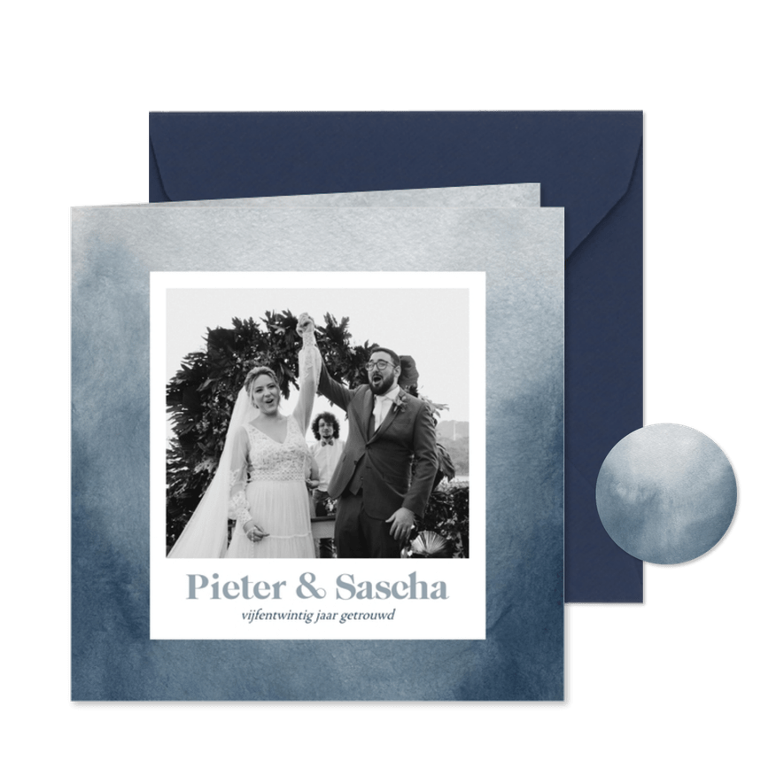 Blauwe waterverf jubileumkaart met polaroid foto - Kaartimpressie