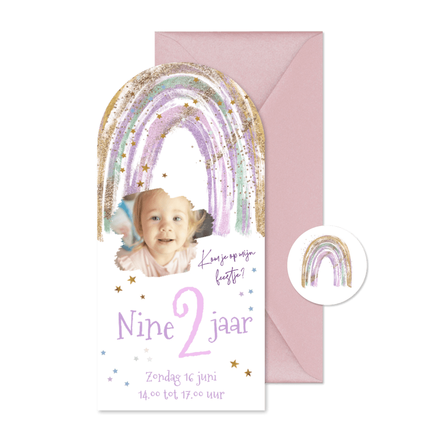 Boogvorm uitnodiging kinderfeestje 2 jaar regenboog - Kaartimpressie