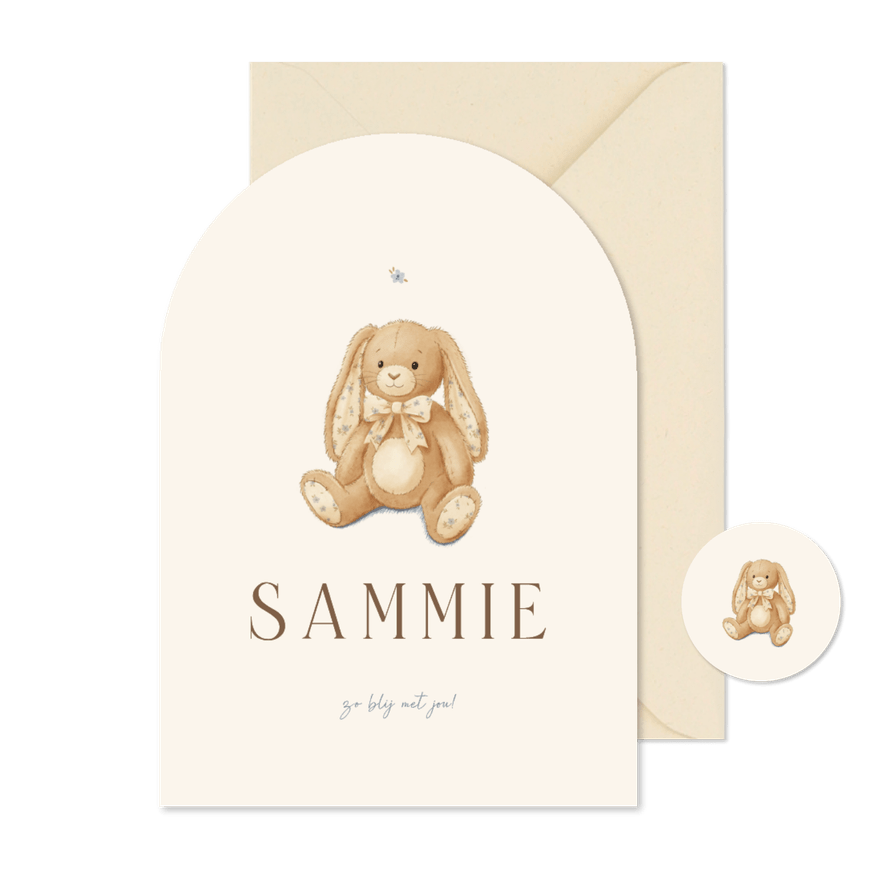 Boogvormig geboortekaartje met konijn knuffel - Kaartimpressie