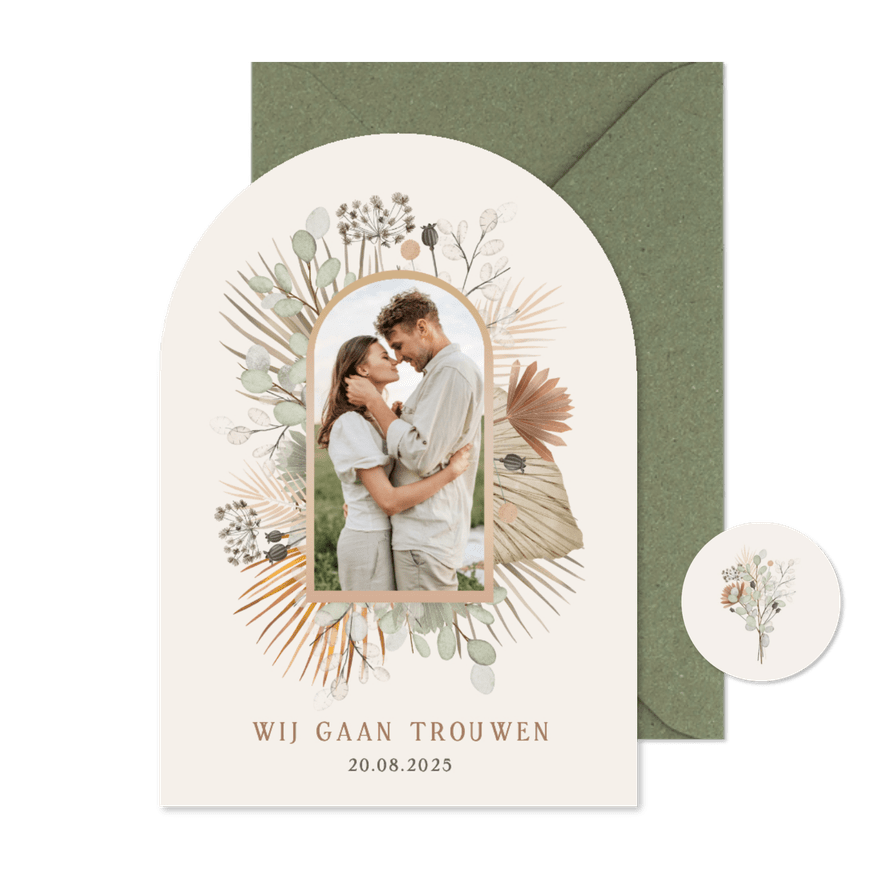 Botanische trouwkaart in boogvorm met droogbloemen en foto - Kaartimpressie