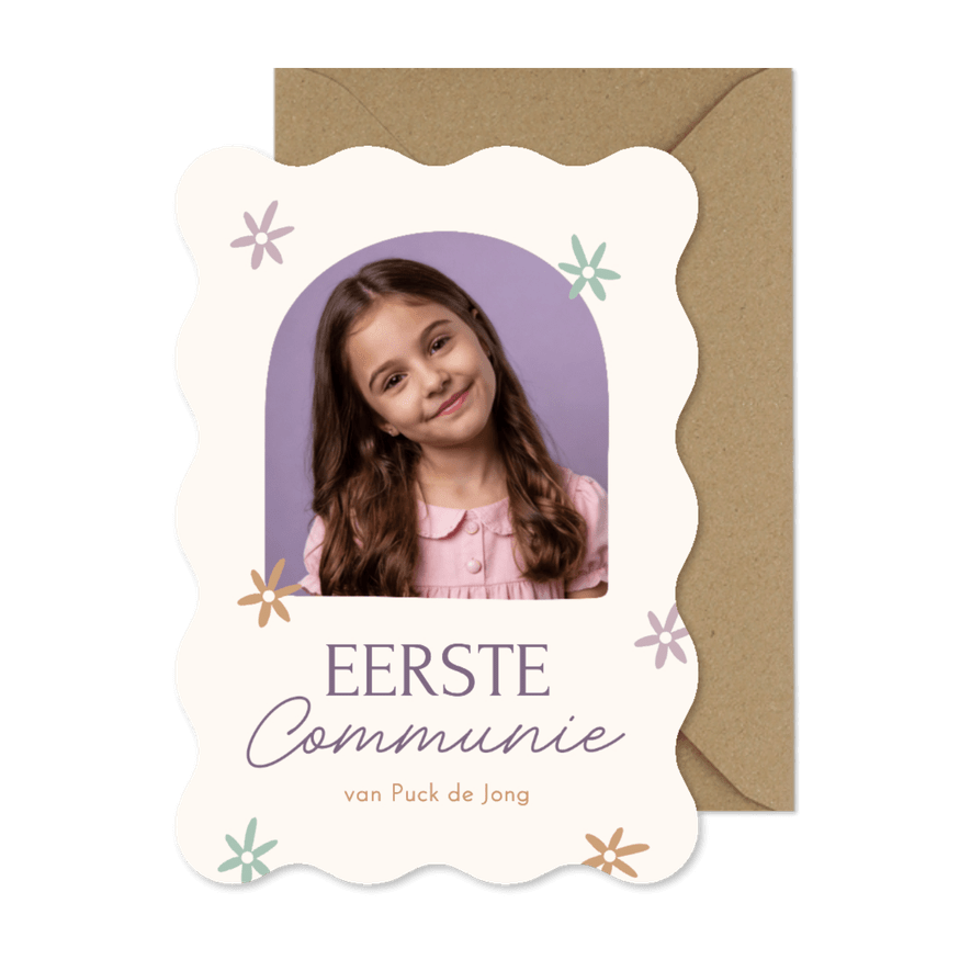 Communie uitnodiging golf vorm met bloemetjes en foto - Kaartimpressie