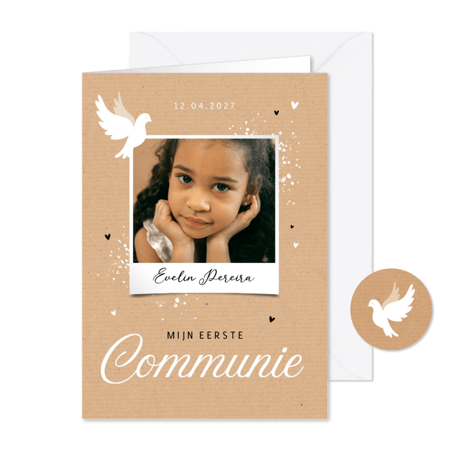 Communiefeest uitnodiging kraftpapier witte duif hartjes - Kaartimpressie
