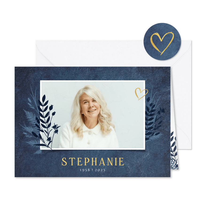Donkerblauwe liggende rouwkaart met eigen foto en takjes - Kaartimpressie