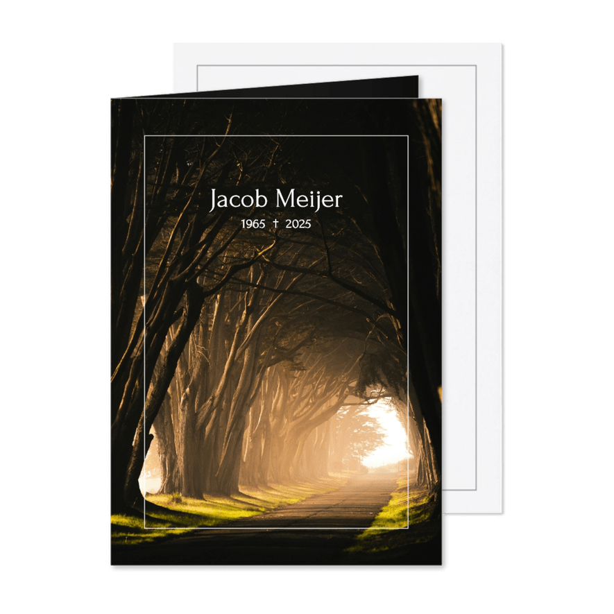 Donkere rouwkaart met bospad en licht - Kaartimpressie