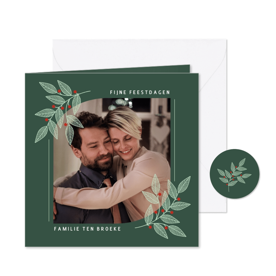 Donkergroene kerstkaart met foto en takjes - Kaartimpressie