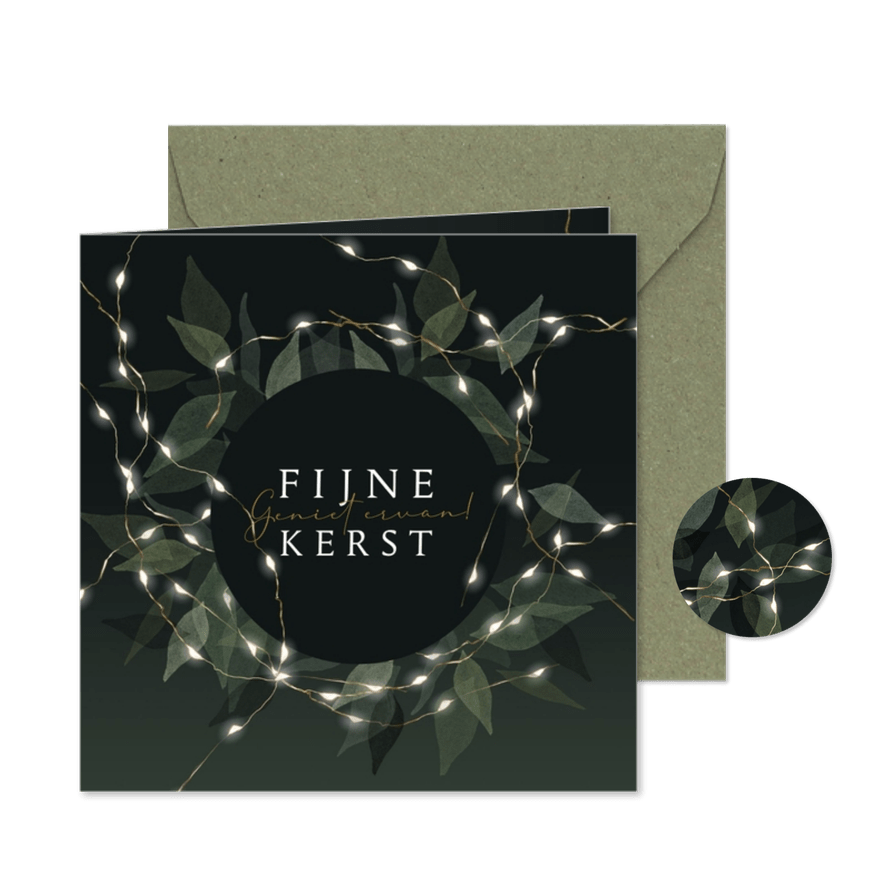 Donkergroene kerstkaart met kerstkrans en lichtjes - Kaartimpressie