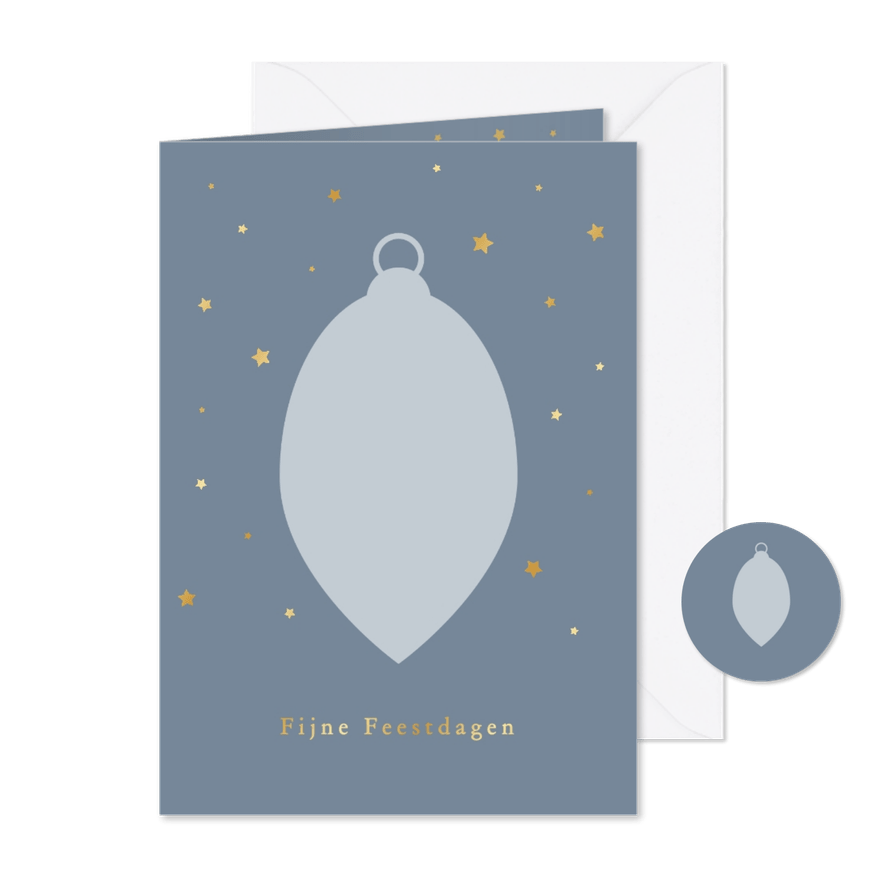 Eenvoudige kerstkaart kerstbal en gouden sterretjes - Kaartimpressie