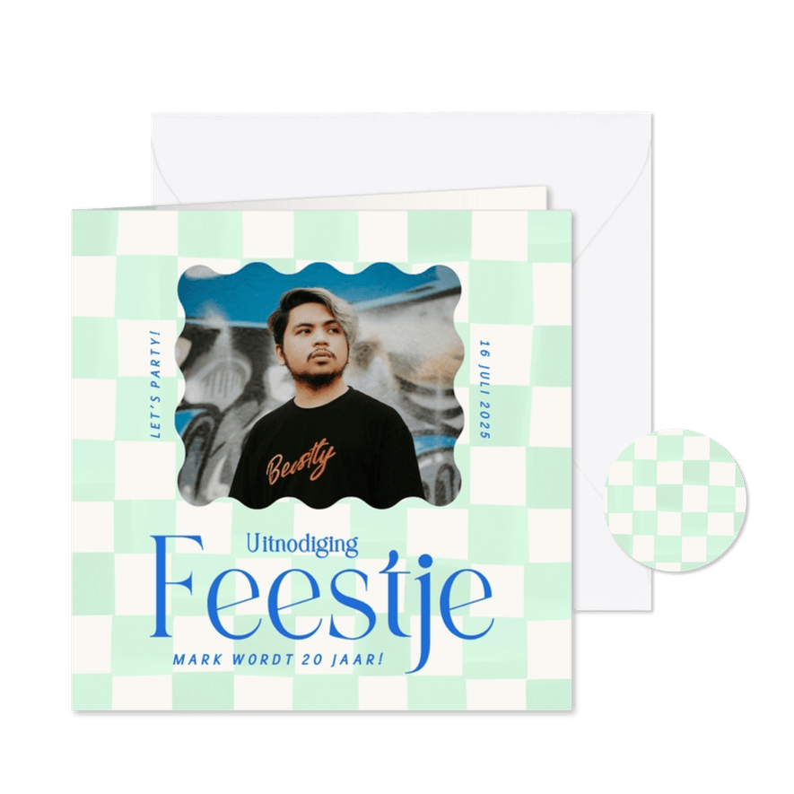 Feestje uitnodiging met groene blokjes, blauwe tekst en foto - Kaartimpressie
