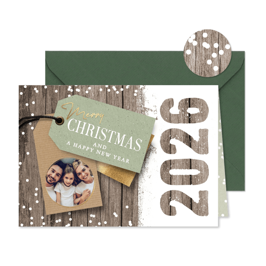 Foto kerstkaart 2026 label op hout sneeuw - Kaartimpressie