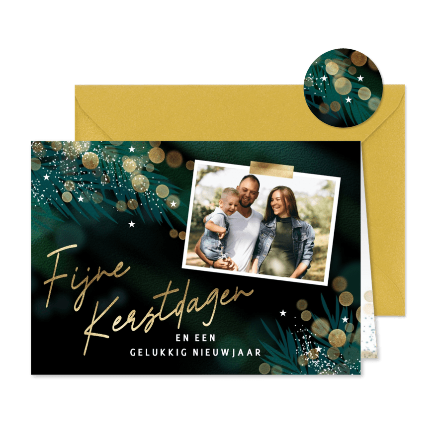 Foto kerstkaart stijlvolle groene kerstsfeer met goud licht - Kaartimpressie