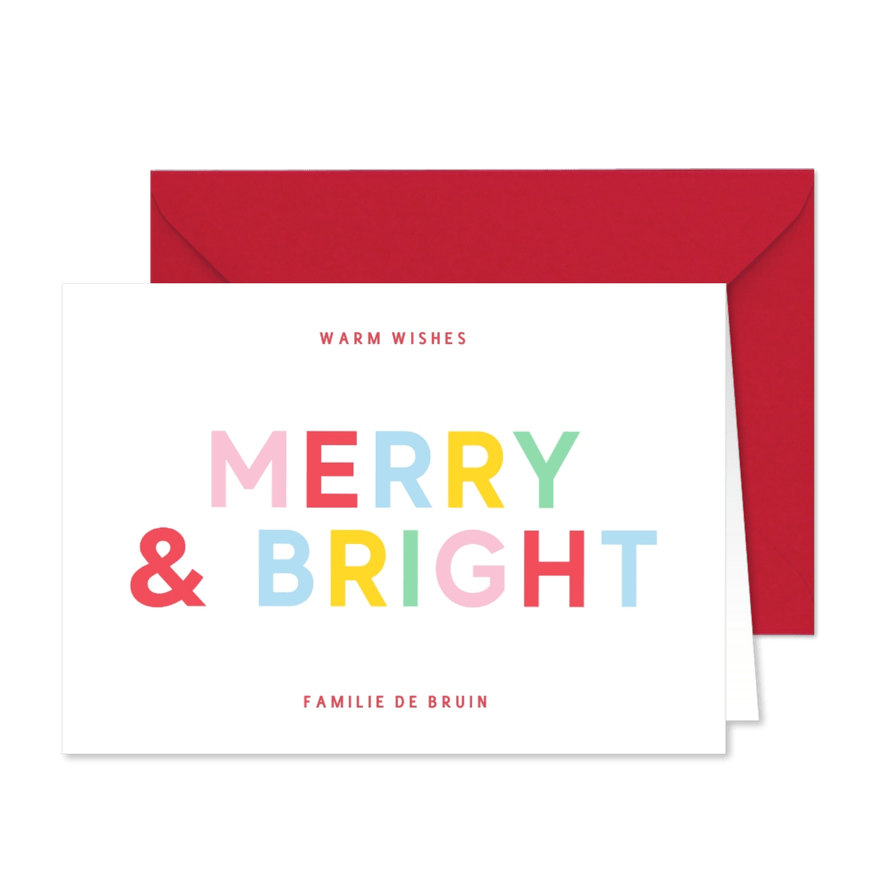 Gekleurde kerstkaart Merry and Bright in opvallende letters - Kaartimpressie
