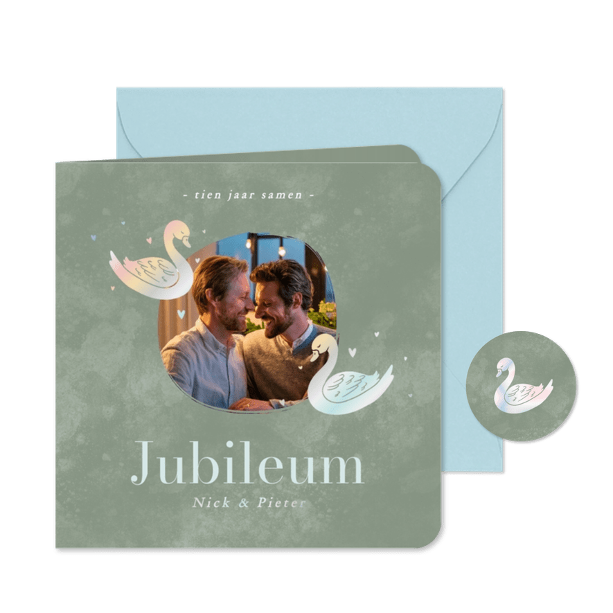 Groene jubileumkaart met holografische zwaantjes en foto - Kaartimpressie