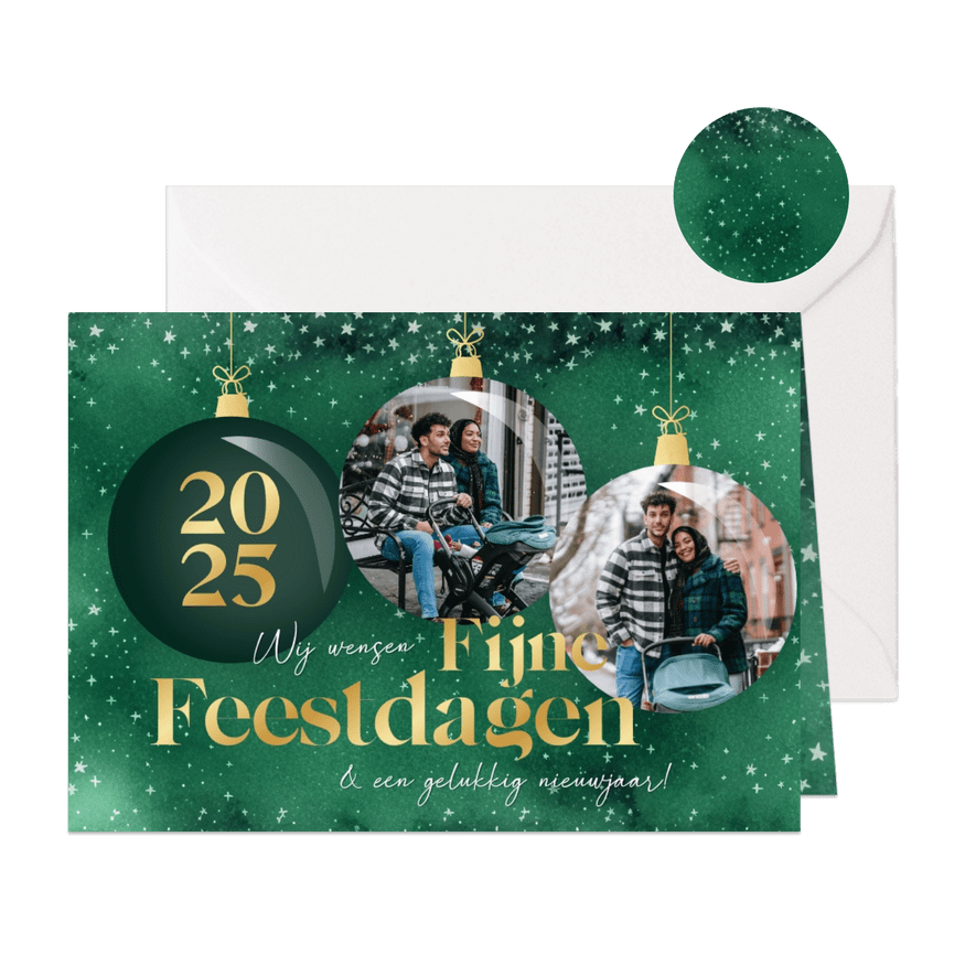 Groene waterverf kerstkaart met kerstballen foto en sterren - Kaartimpressie