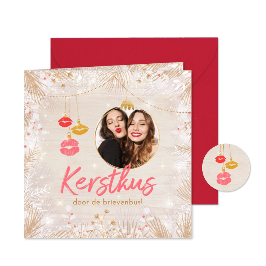 Hippe kerstkaart kus door de brievenbus eigen foto houtlook - Kaartimpressie