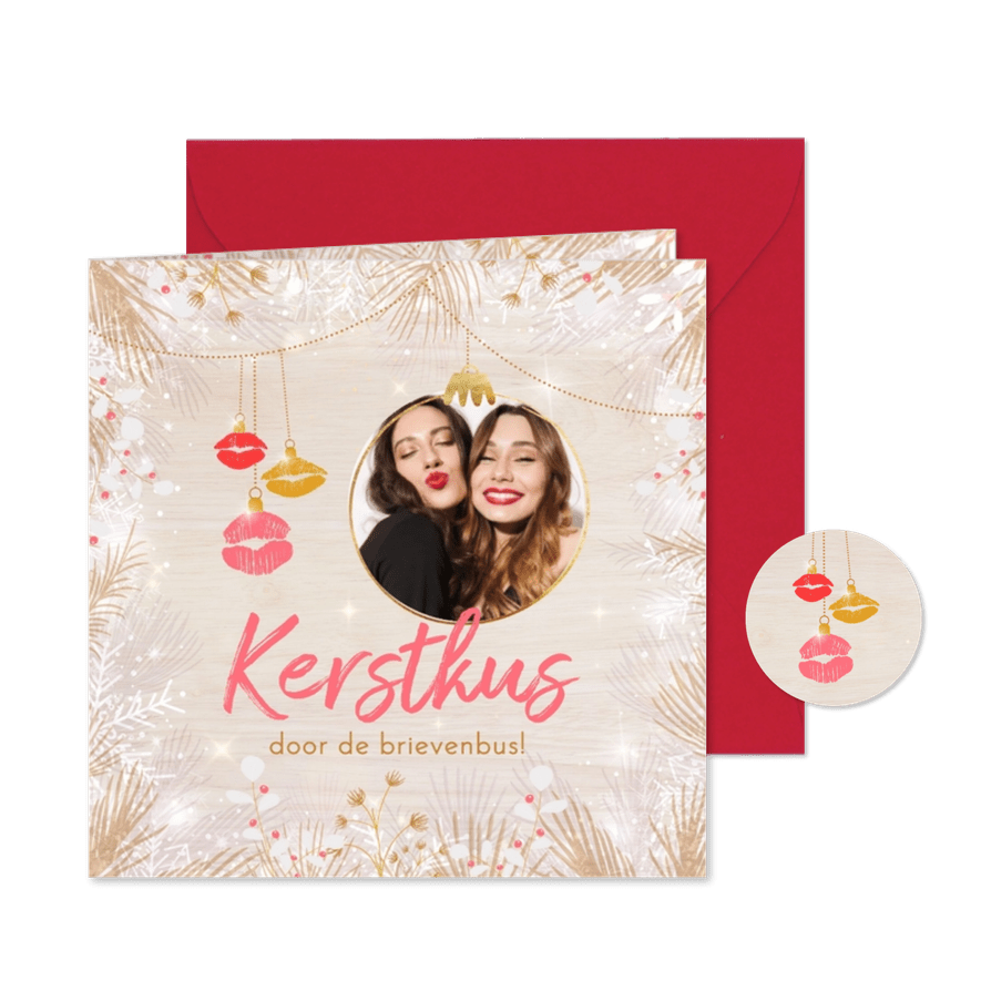 Hippe kerstkaart kus door de brievenbus eigen foto houtlook - Kaartimpressie