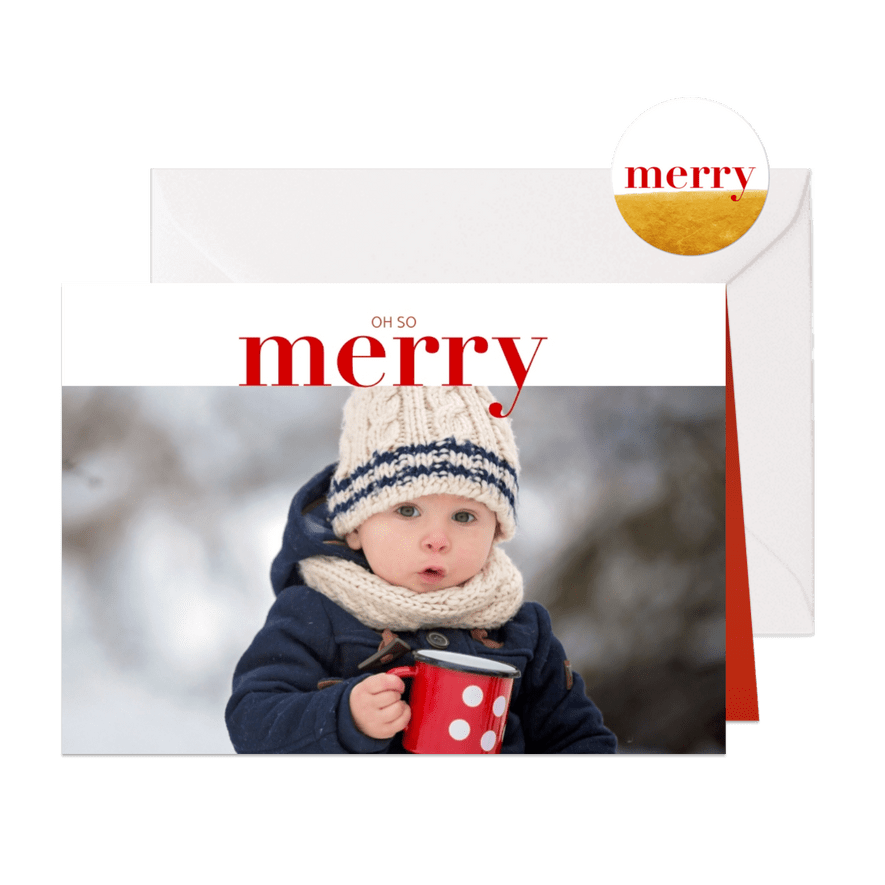 Hippe kerstkaart met grote foto en merry in rode letters - Kaartimpressie