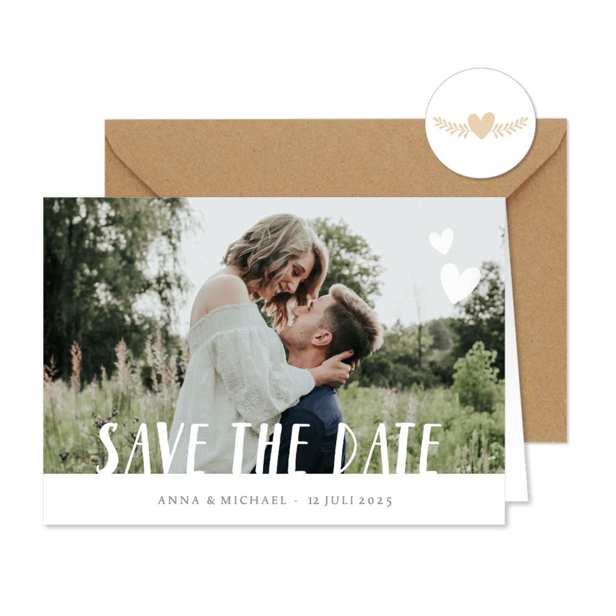 Hippe Save the Date kaart met eigen foto en witte letters - Kaartimpressie