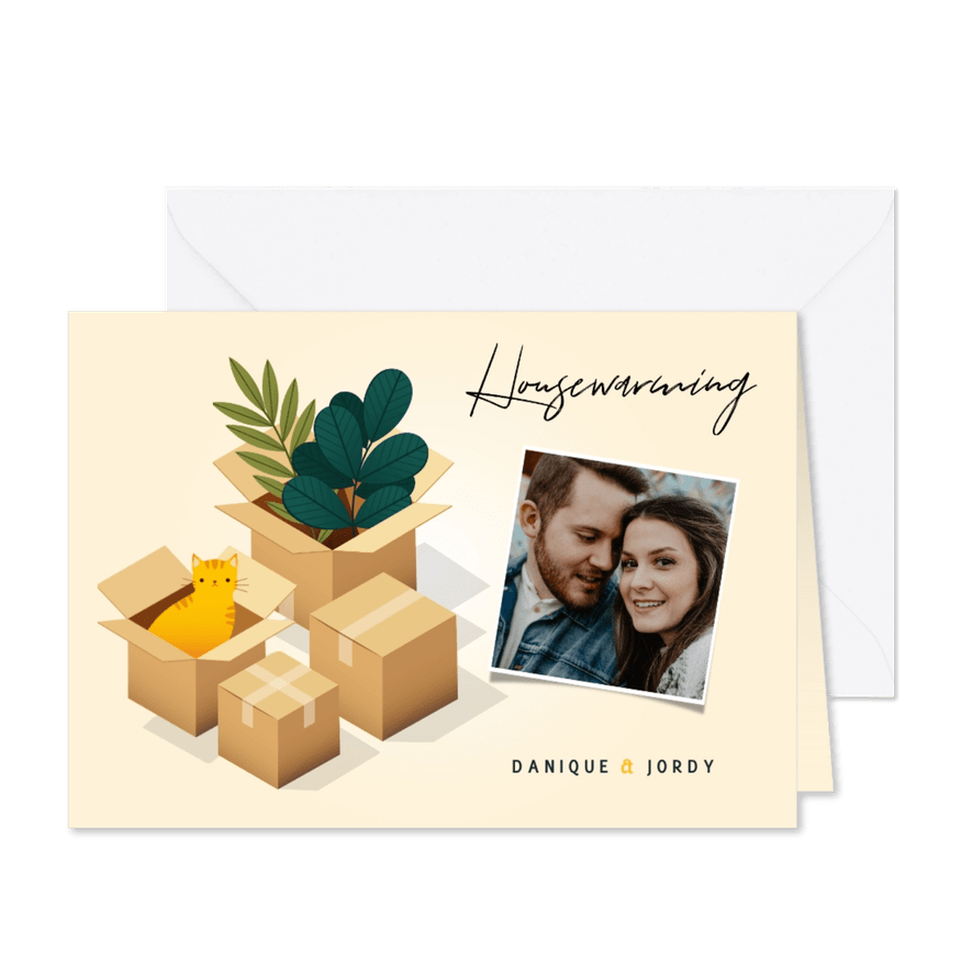 Hippe uitnodiging housewarming verhuisdozen, planten en kat - Kaartimpressie