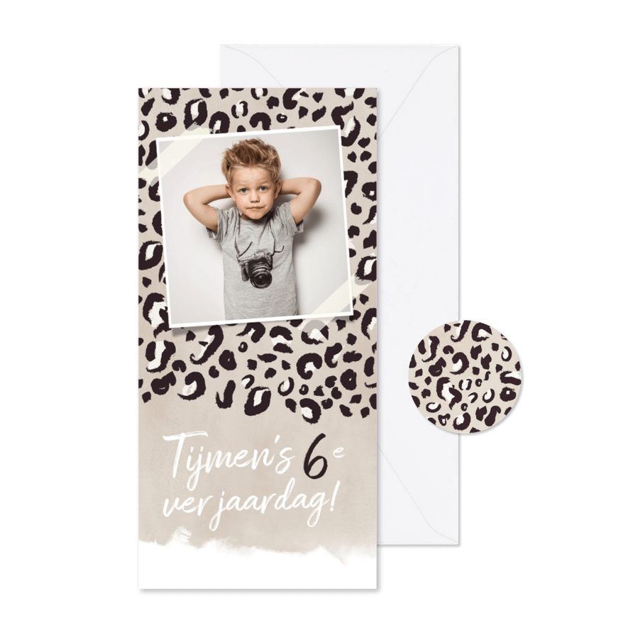 Hippe uitnodiging kinderfeestje jongen met panterprint - Kaartimpressie