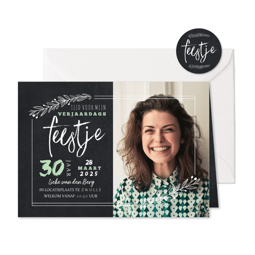 Hippe uitnodiging krijtbord look met foto en handlettering - Kaartimpressie