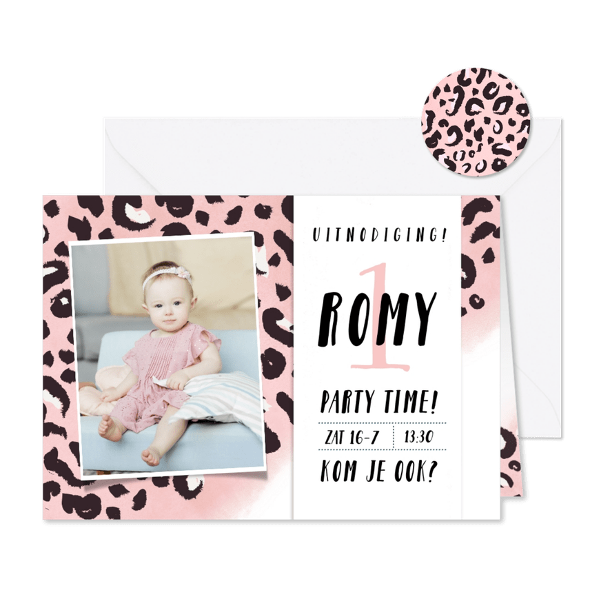 Hippe uitnodiging verjaardag kind met roze luipaard patroon - Kaartimpressie