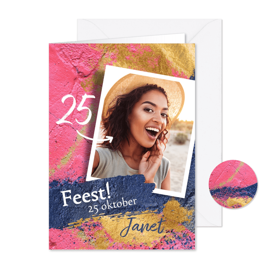 Hippe uitnodiging verjaardag vrouw roze verf - Kaartimpressie