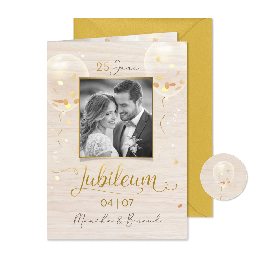 Houtlook jubileum uitnodiging met gouden confetti ballonnen - Kaartimpressie