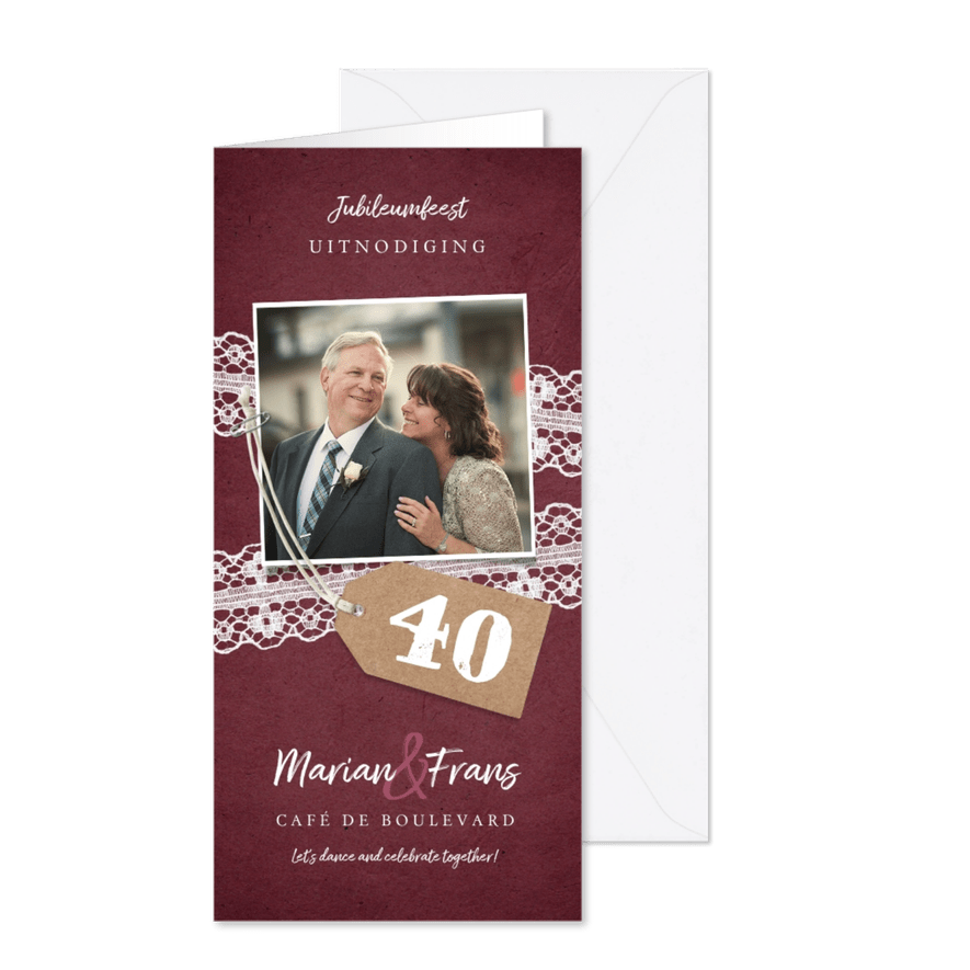 Jubileum uitnodiging rood met kant, label en eigen foto - Kaartimpressie