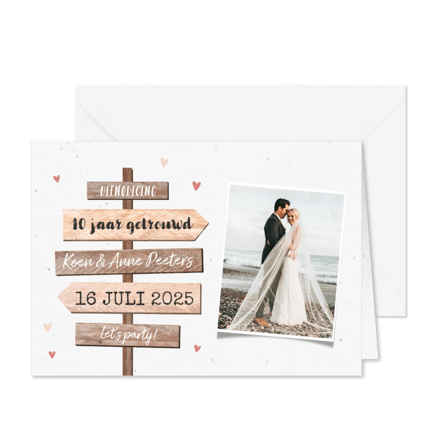Jubileum uitnodiging wegwijzers hout foto huwelijk - Kaartimpressie