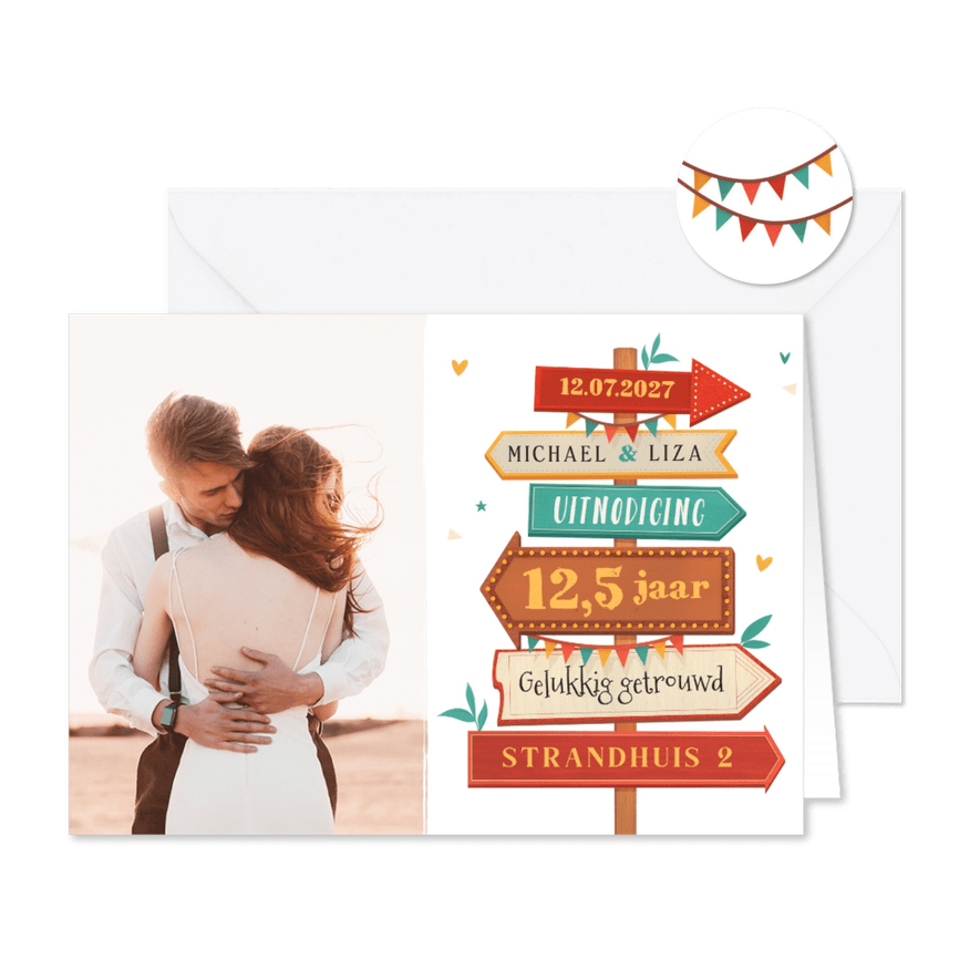Jubileumfeest uitnodiging wegwijzers hout foto slingers - Kaartimpressie