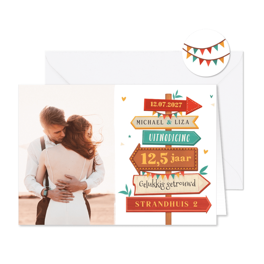 Jubileumfeest uitnodiging wegwijzers hout foto slingers - Kaartimpressie