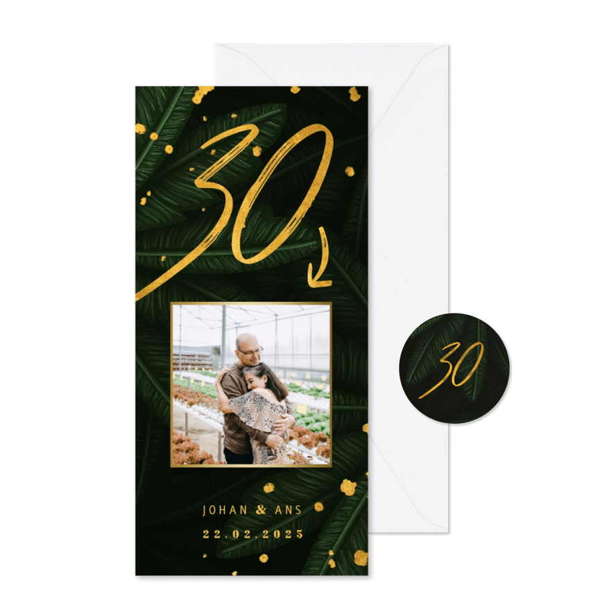 Jubileumkaart jungle bladeren met gouden '30' en foto - Kaartimpressie