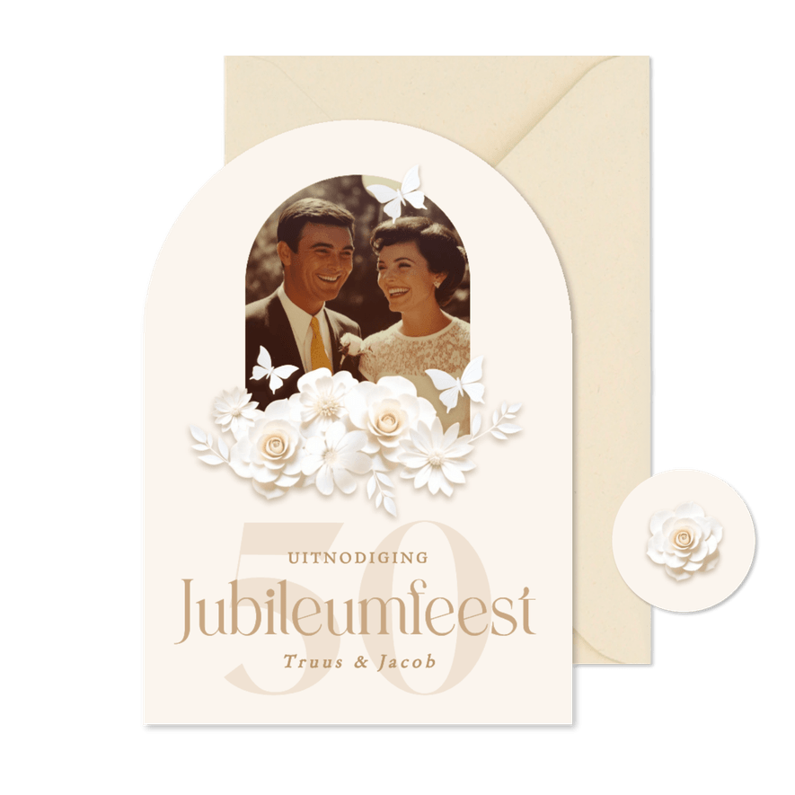 Jubileumkaart met foto en witte bloemen in boogvorm - Kaartimpressie