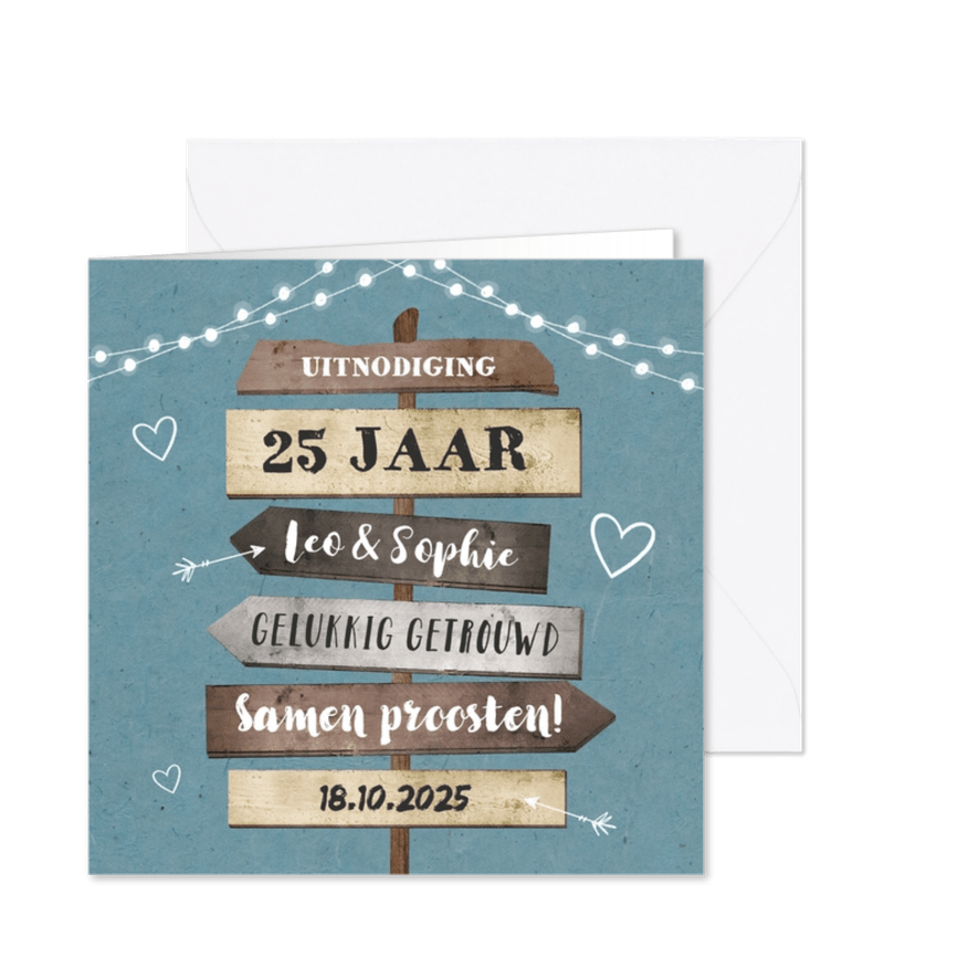 Jubileumkaart uitnodiging hip met houten wegwijzers en foto - Kaartimpressie