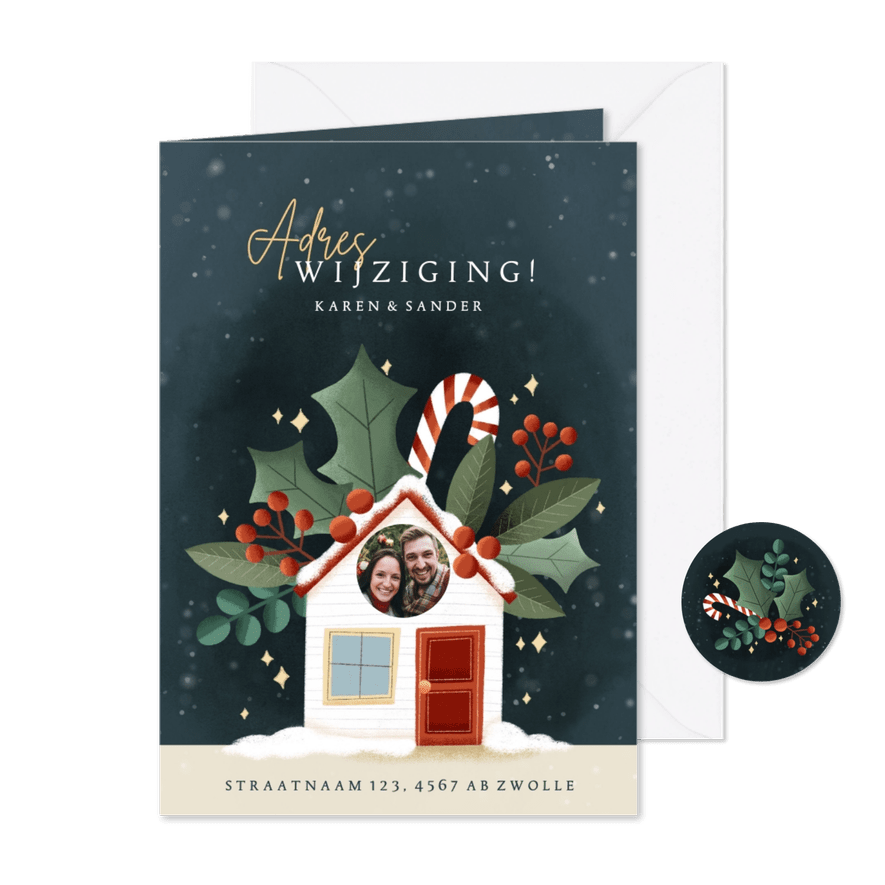 Kerst verhuiskaart met huisje, hulst, zuurstokken en foto - Kaartimpressie