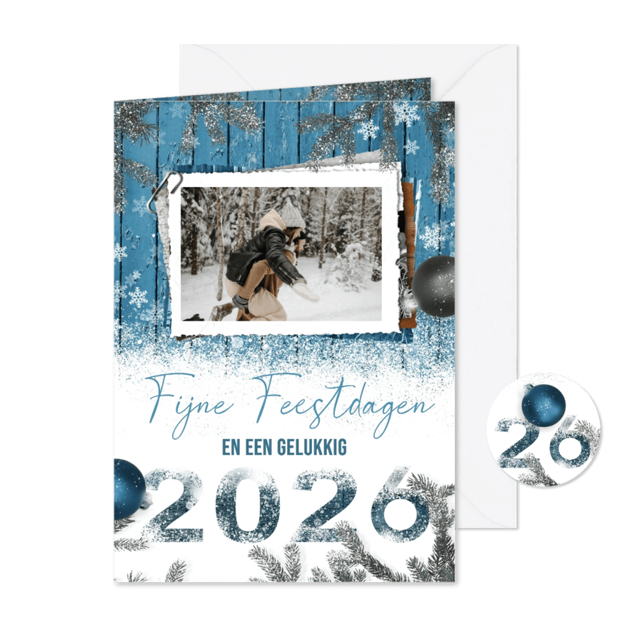 Kerstkaart 2026 fotostapel sneeuw en blauw hout - Kaartimpressie